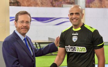 השריקה האחרונה: נשיא המדינה ושופט הכדורגל דניאל בר נתן במשחקו האחרון